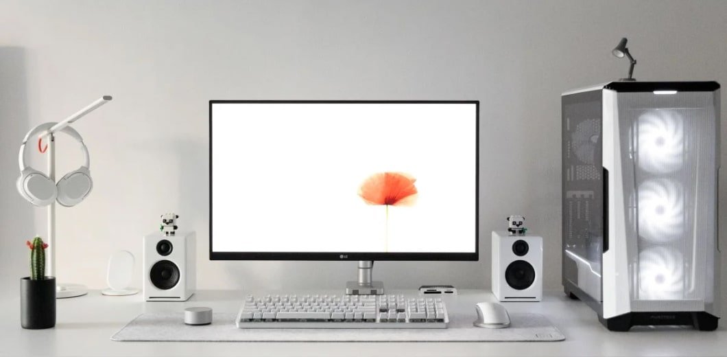 3 Minimalist Desk Setups 14